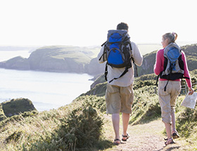 couple randonnant sur la côte