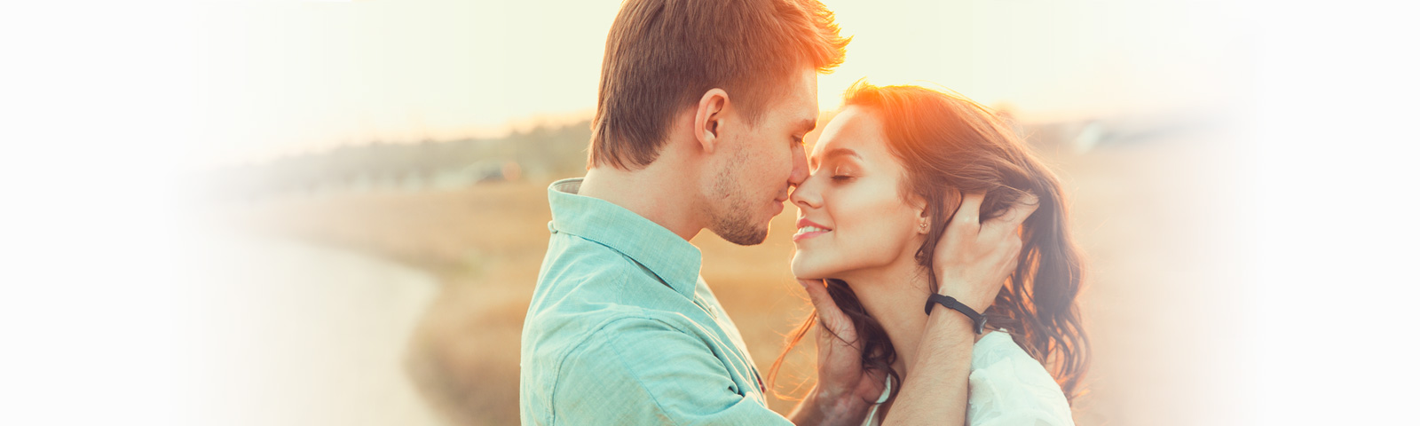 Couple amoureux dehors