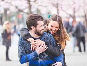 Couple riant dans la rue