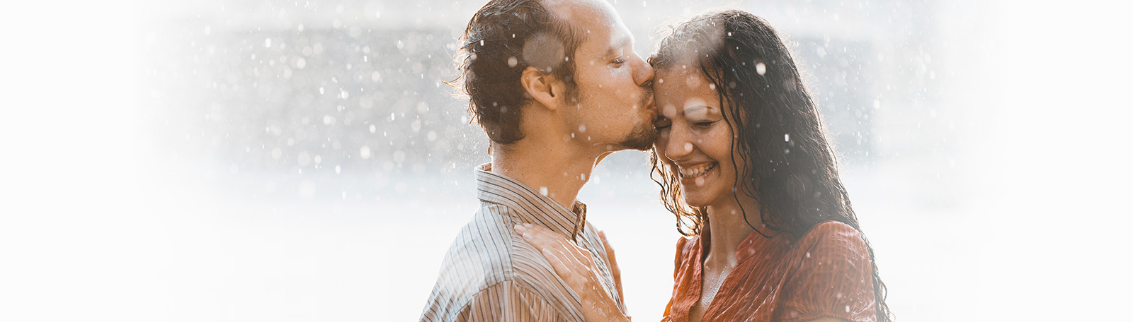 Couple amoureux sous la pluie