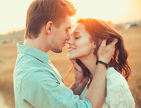 couple amoureux couché du soleil