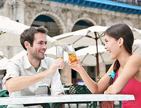 Couple en terrasse de café