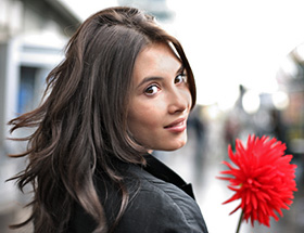 Femme avec une fleur rouge